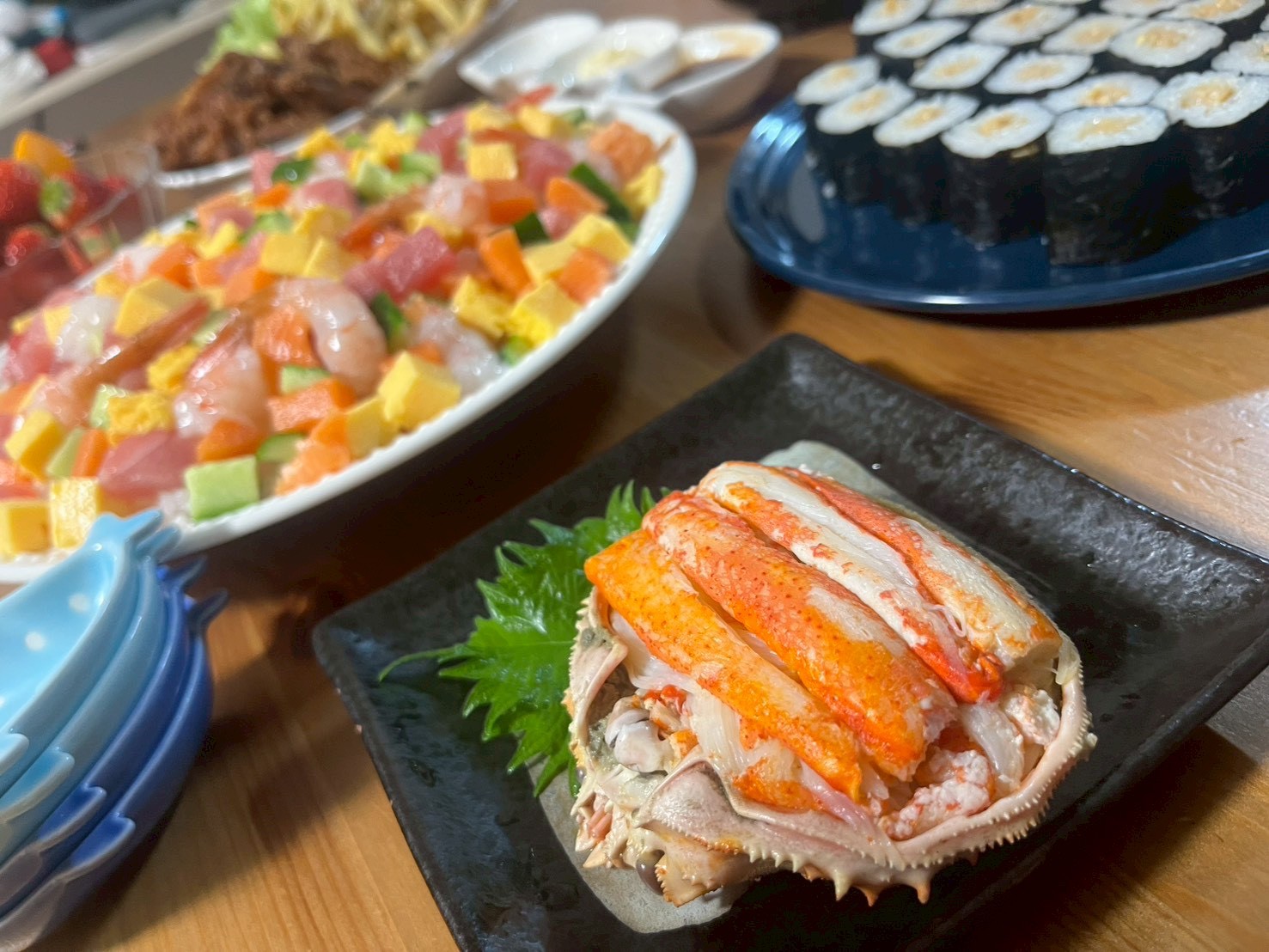 カニ甲羅盛と食卓